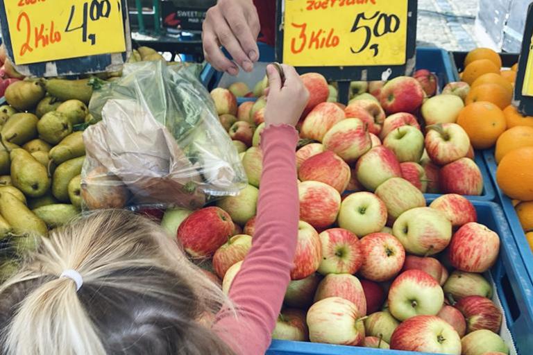 Kleuter koopt fruit op de markt
