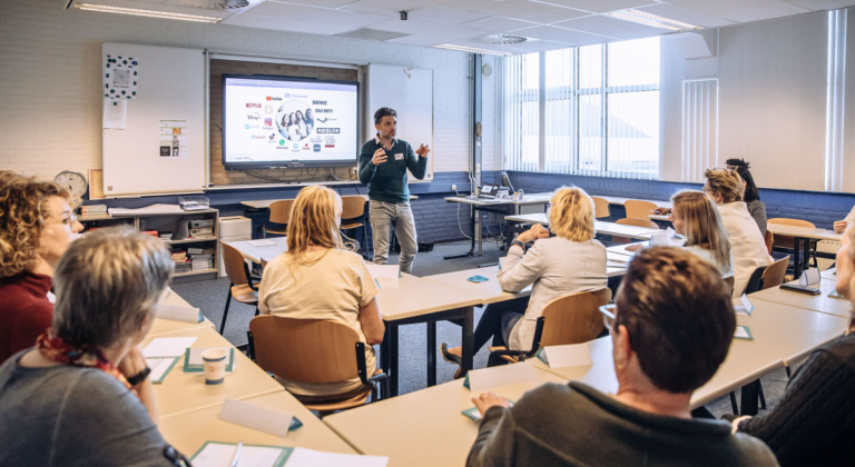 Freek Zwanenburg geeft workshop aan leerkrachten