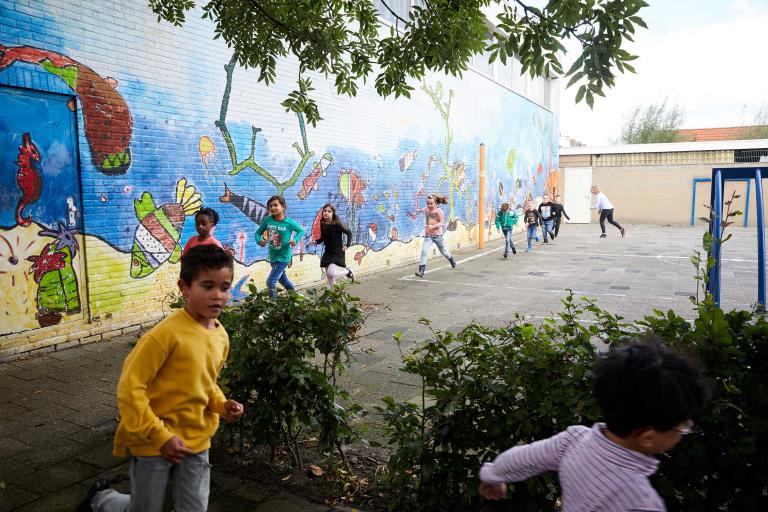 Kinderen rennen op schoolplein