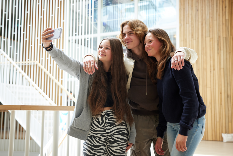 leerlingen maken selfie op school